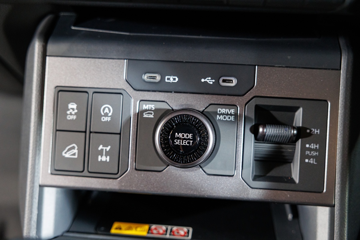 Toyota HILUX TRAVO OVERLAND