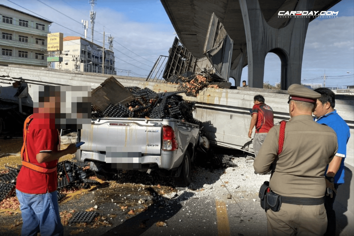 สะพานลอยถล่ม