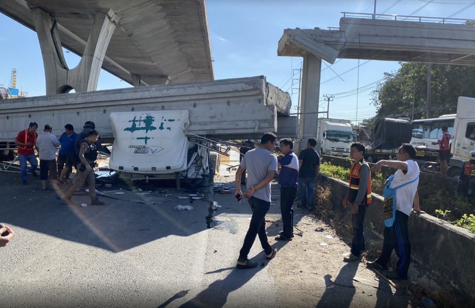 สะพานลอยถล่ม