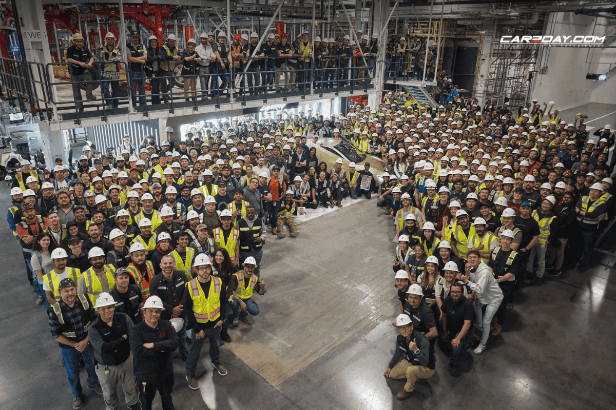 Tesla Cybercab เริ่มผลิตจริง