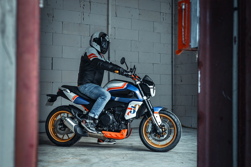 Mash FR 750 Arai Design