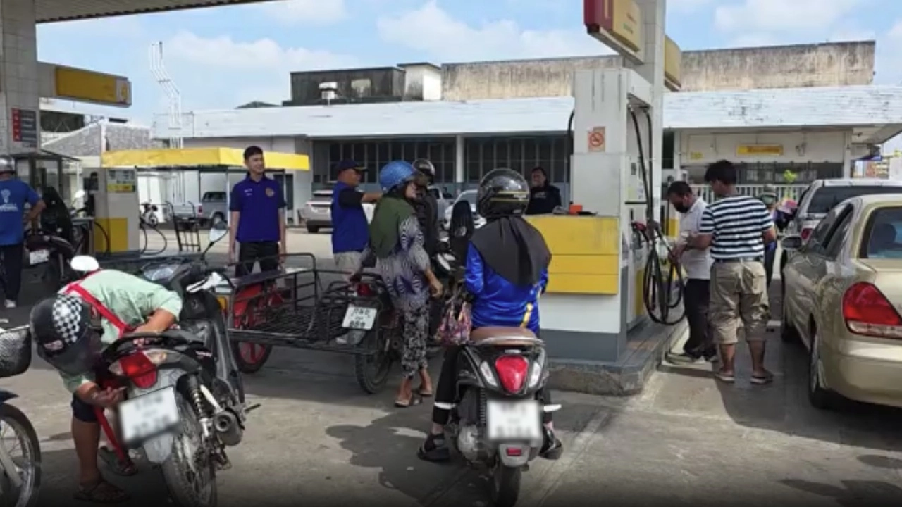 ประชาชนกักตุนน้ำมัน