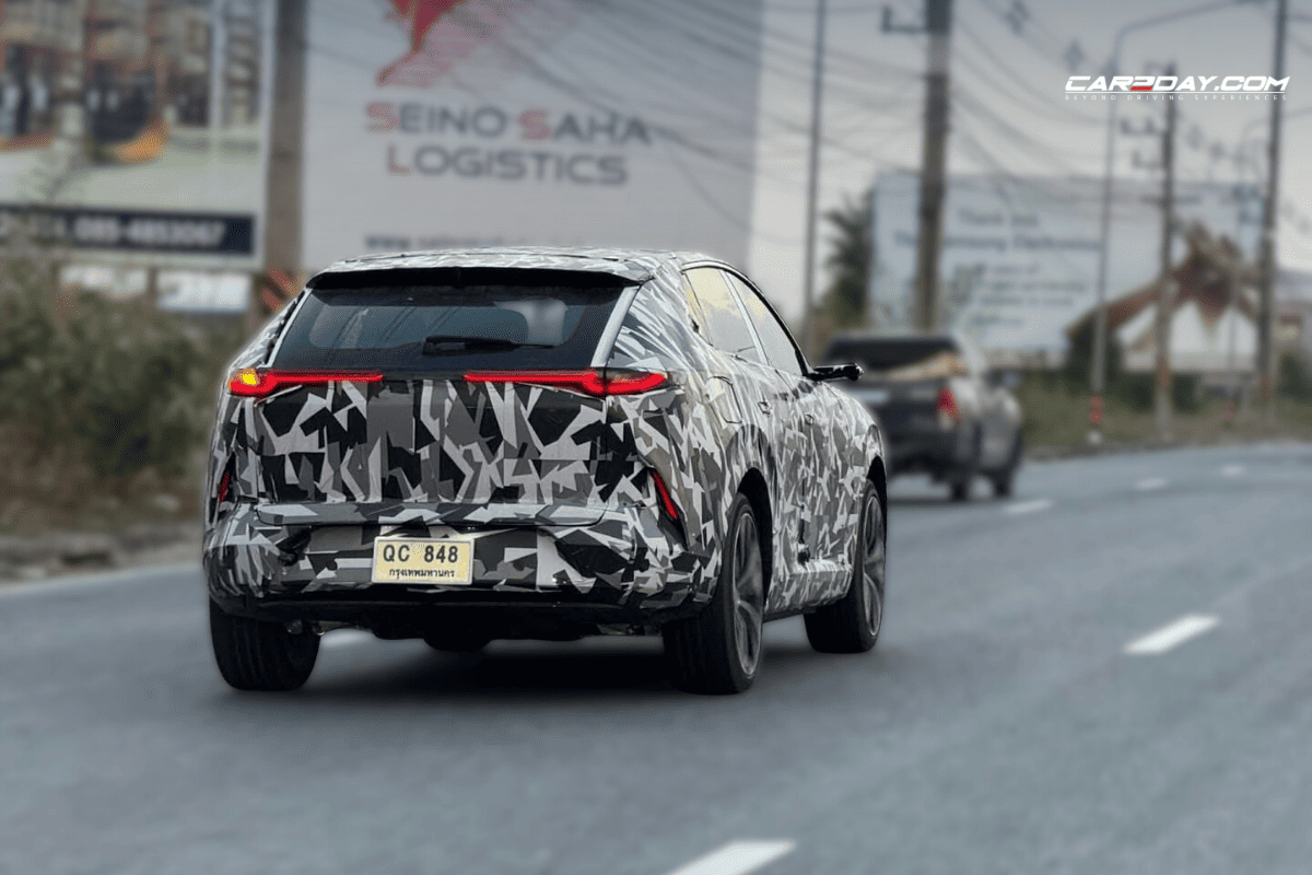 Spy Shot Mazda CX-6e