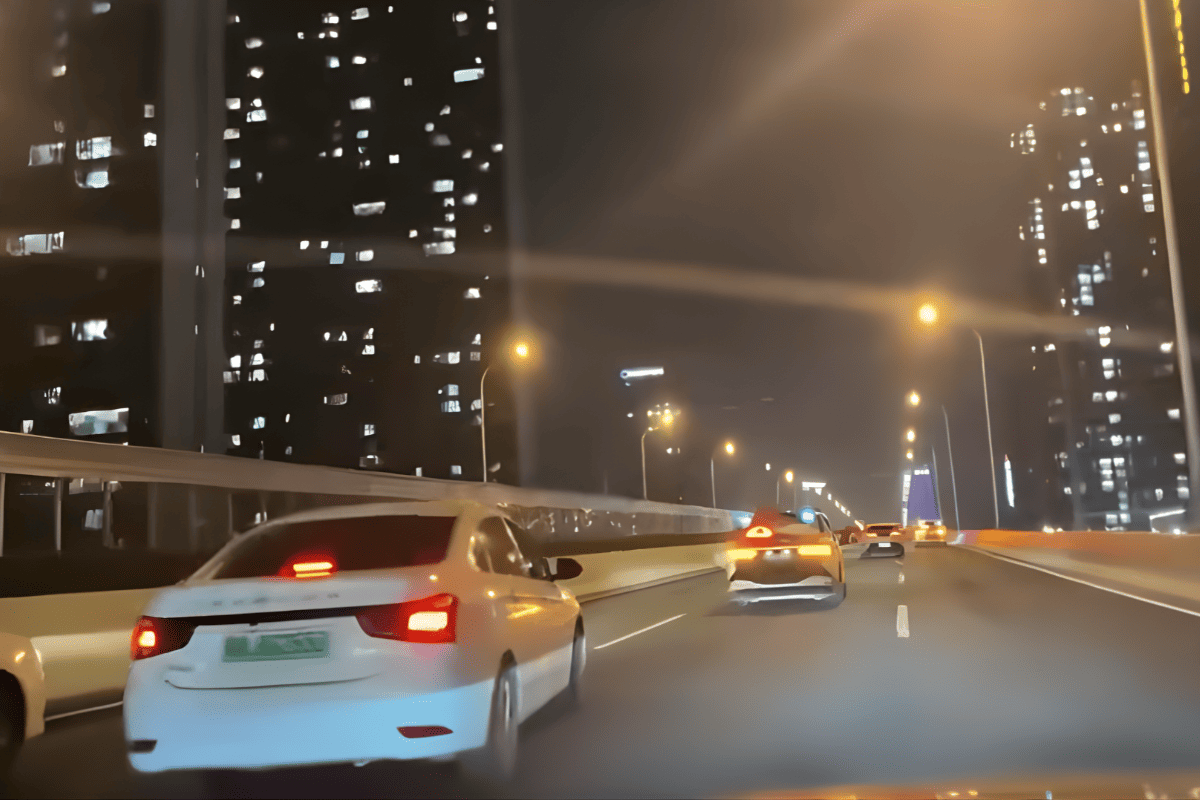 แท็กซี่ไร้คนขับ จอดนิ่งนับร้อยคัน