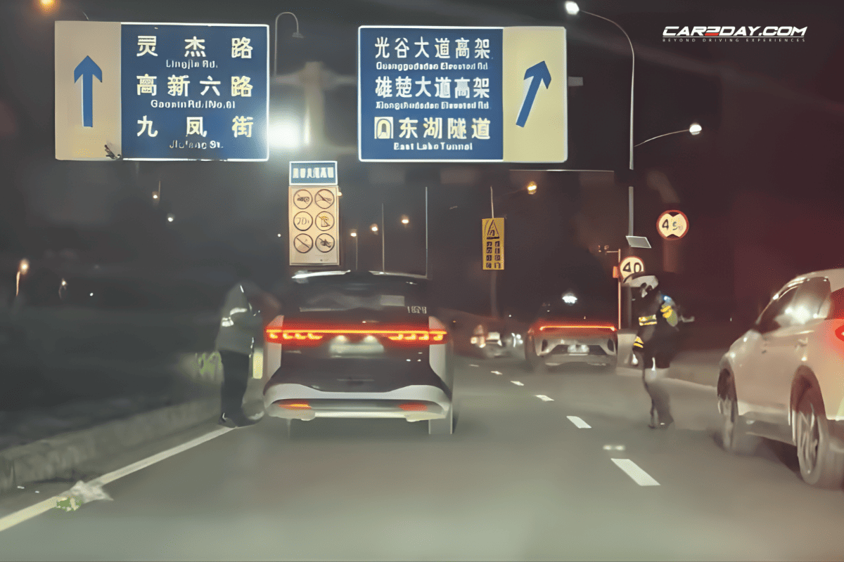 แท็กซี่ไร้คนขับ จอดนิ่งนับร้อยคัน