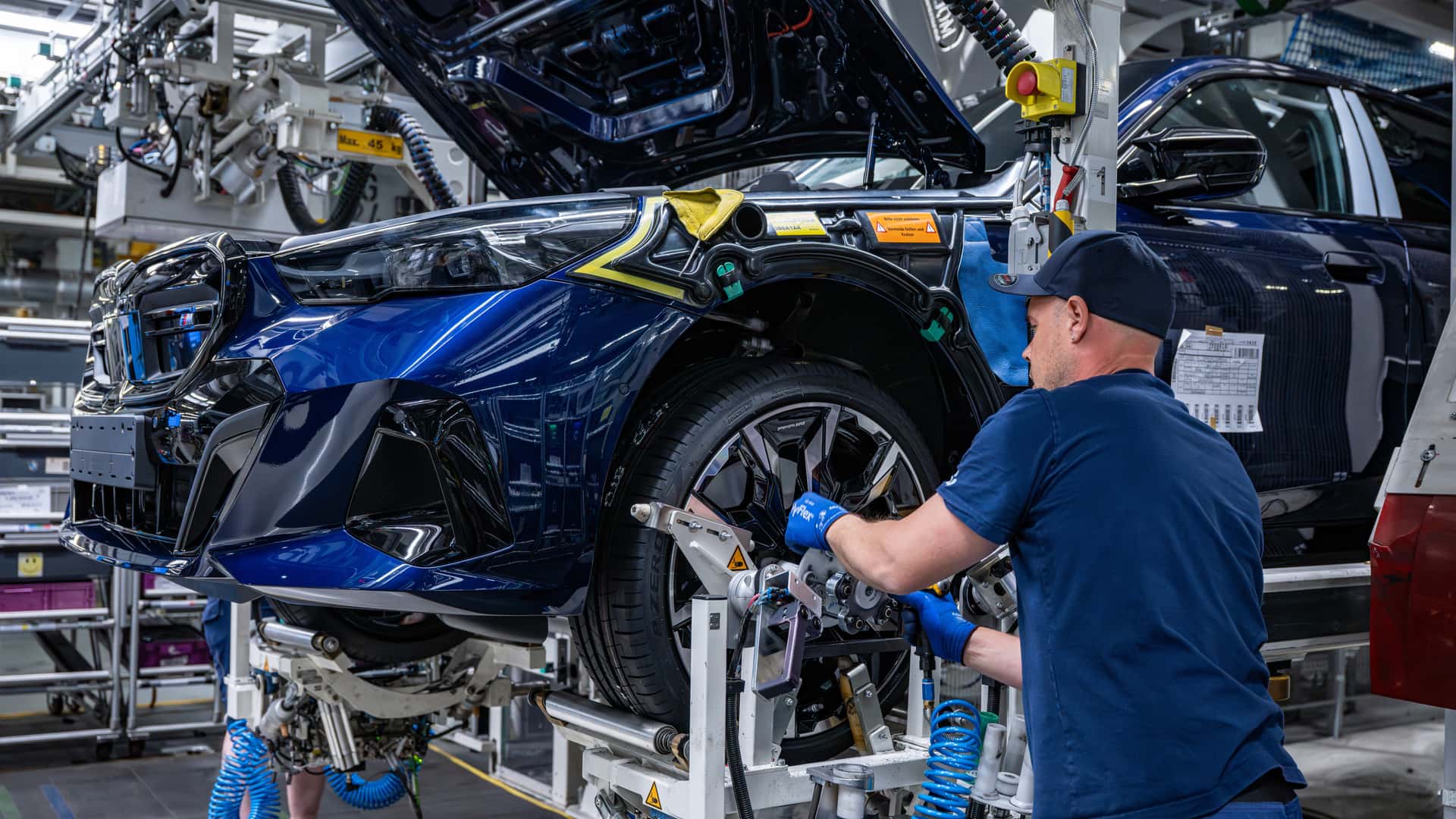 BMW ผลิตรถ EV ทะลุ 2 ล้านคัน