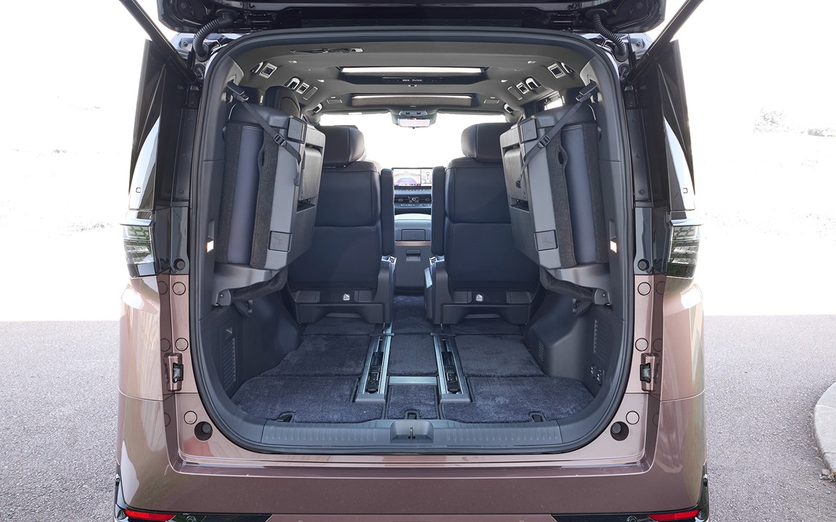 Nissan ELGRAND 2026
