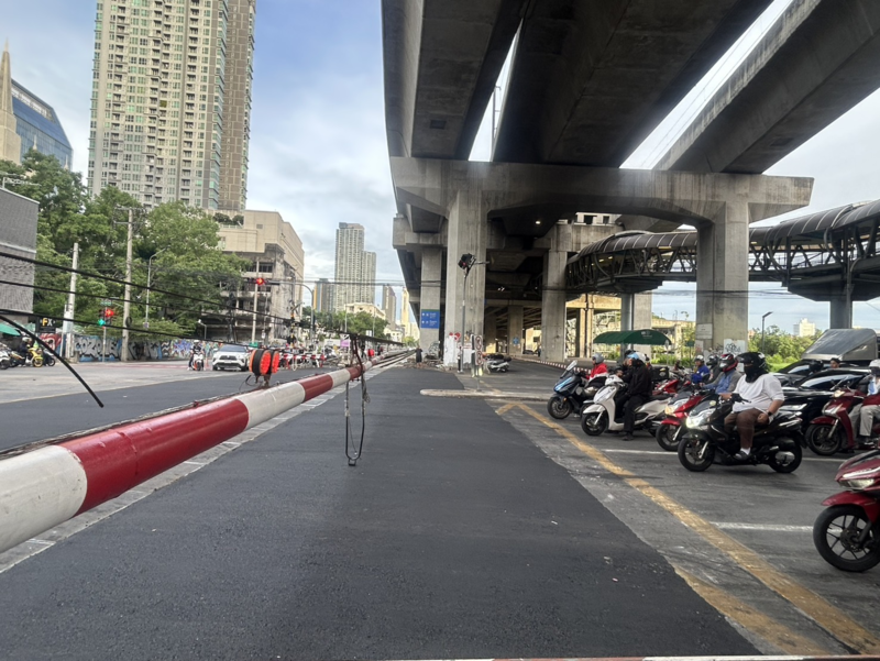 ทางข้ามรถไฟ อโศก-เพชรบุรี