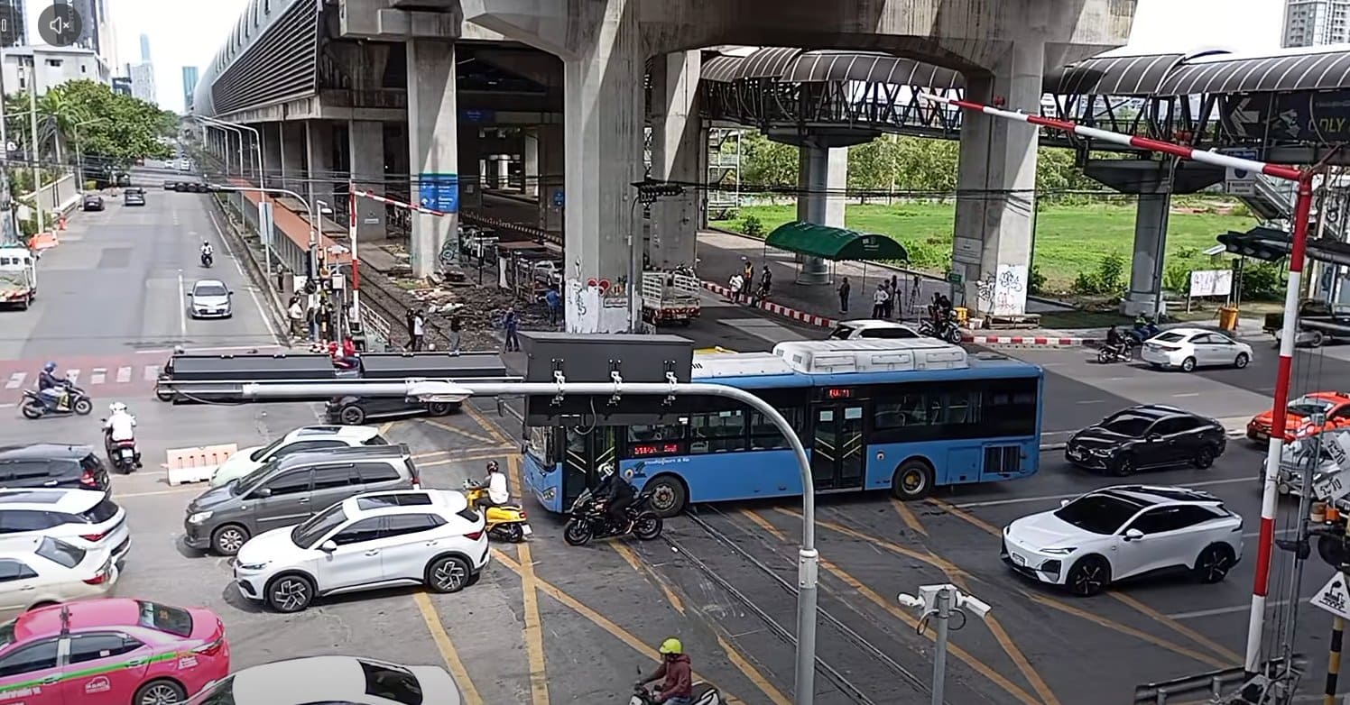 ทางข้ามรถไฟ อโศก-เพชรบุรี