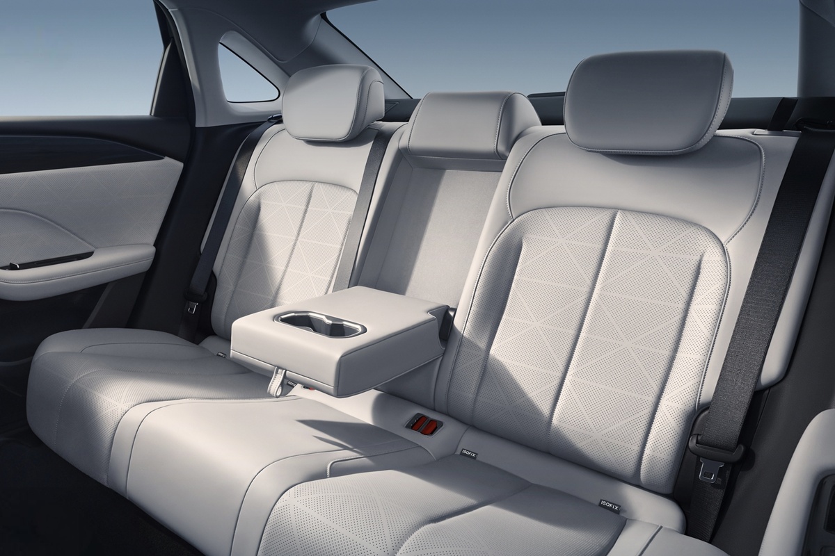 GEELY EMGRAND i-HEV