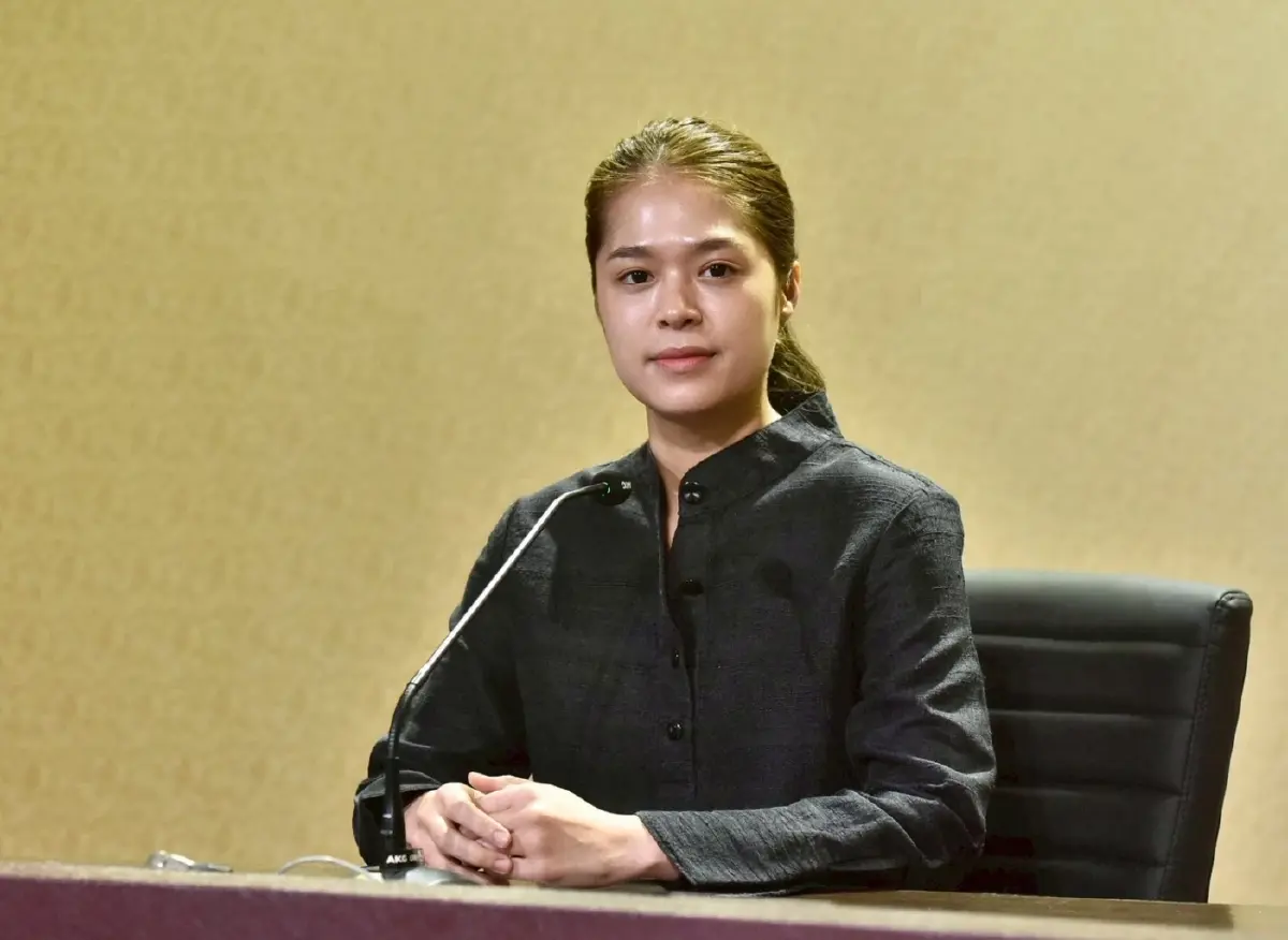 นางสาวพลอยทะเล ลักษมีแสงจันทร์ 