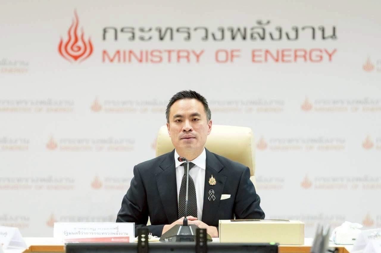นายเอกนัฏ พร้อมพันธุ์